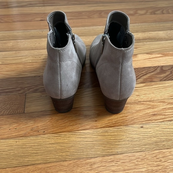 Blondo suede tan ankle bootie Valli style with wood block heel, women’s 9 - Picture 5 of 6